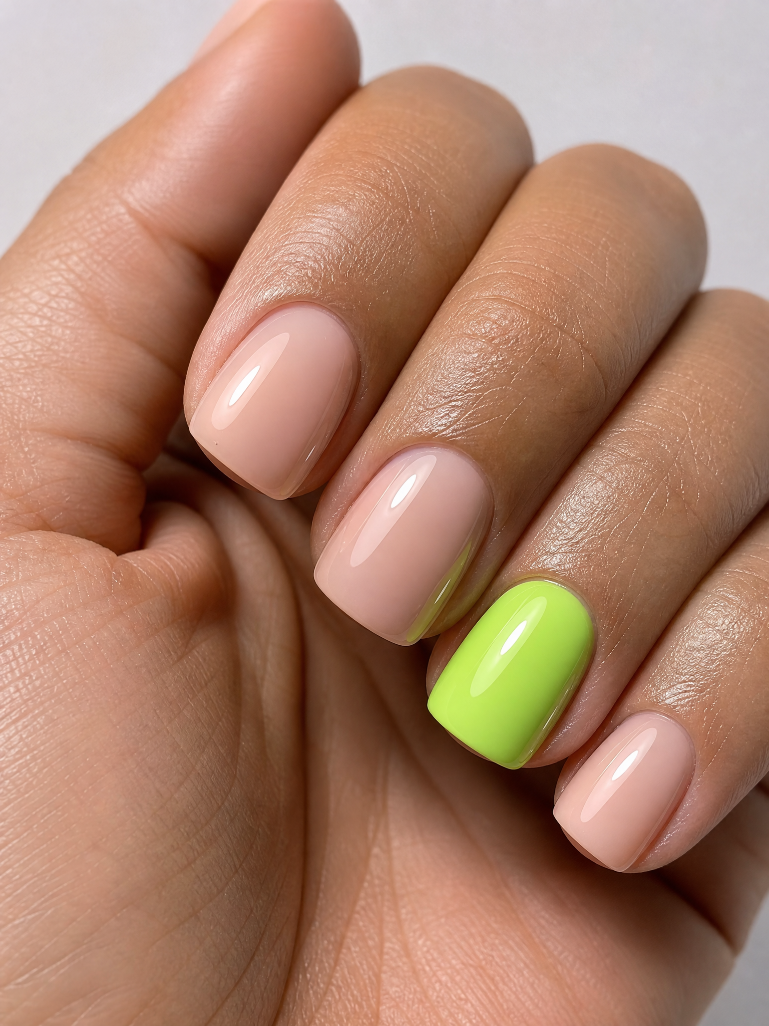 Летний маникюр 2026 — неоновый дизайн ногтей на Cosmo Nail Lab